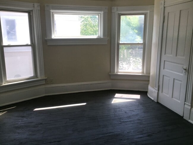 Building Photo - 4 bedroom 2 bathroom single family home