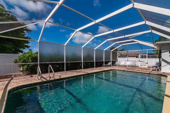 Building Photo - 2130 Pinehurst St