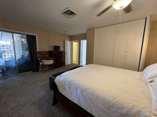 Building Photo - 3 Bedroom Furnished Home with UTILITIES INCLUDED with Courtyard Near the Colorado River 3-12 mont...