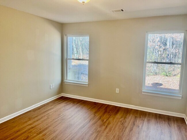 Building Photo - Brookstone Dr #1 &amp; #3