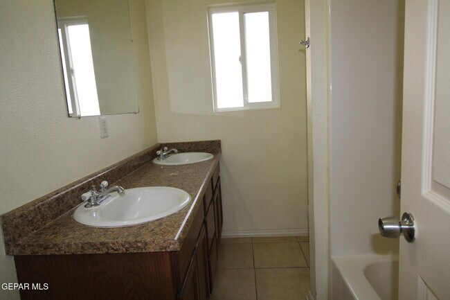Building Photo - 456 Passmore Rd