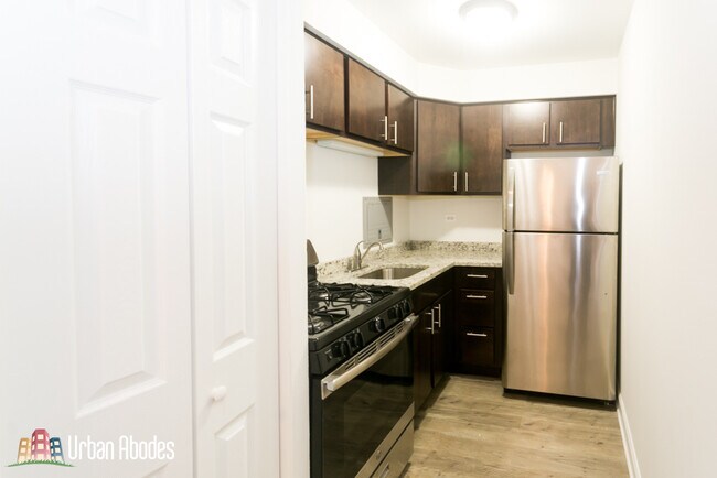 Building Photo - 6211 N Kenmore Ave