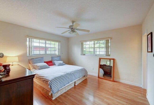 Building Photo - 1811 NE 43rd St