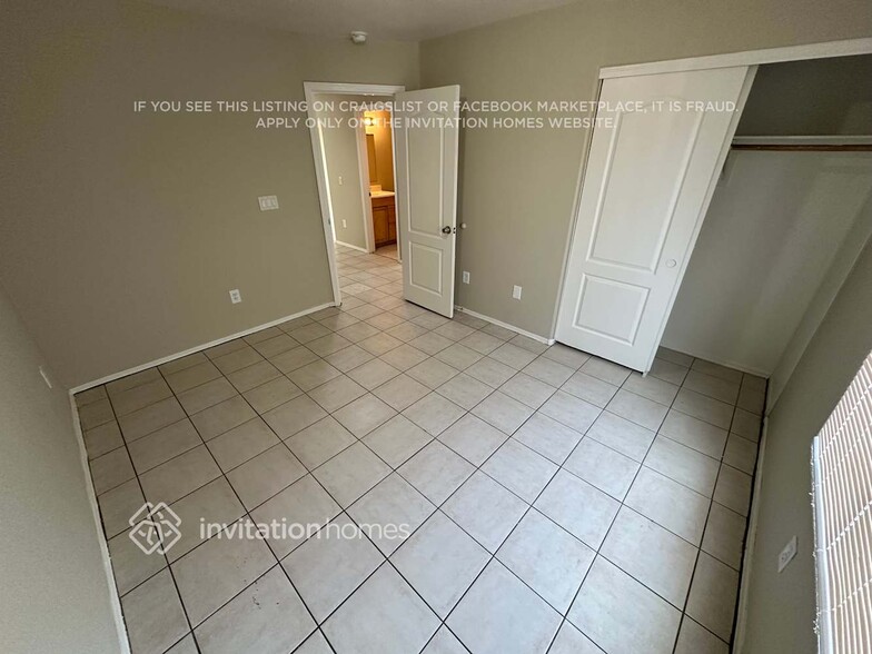 Building Photo - 2527 E Wier Ave