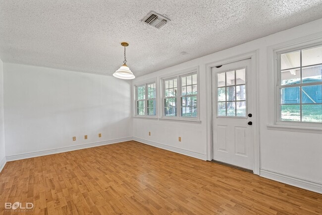 Building Photo - 3 BEDROOM IN SOUTHERN HILLS