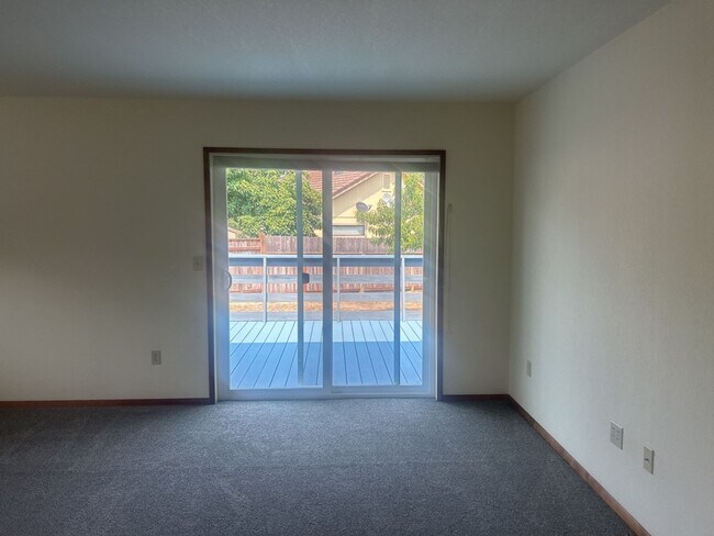 Building Photo - 2149 Woodcrest Ct