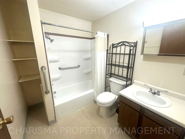 Building Photo - 513 N Main Ave