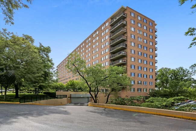 Building Photo - Spacious 1br/1bth Condo minutes from Downtown Silver Spring!
