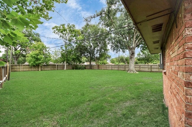 Building Photo - 9615 Meadowvale Dr