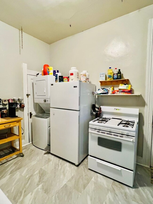 Building Photo - NEW KITCHEN & BATH REMODEL! Available Augu...