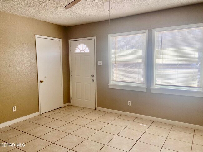 Building Photo - 601 Lomaland Dr