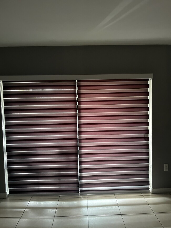 Window shade - 7430 Miami Lakes Dr