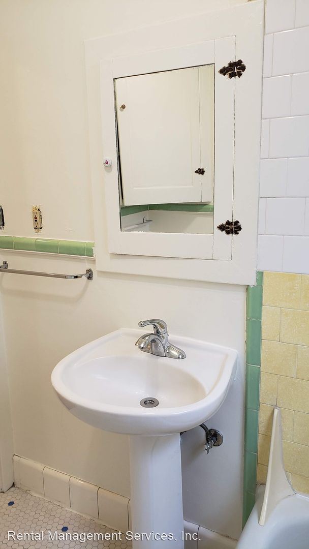 Building Photo - 3087 SE Ankeny St