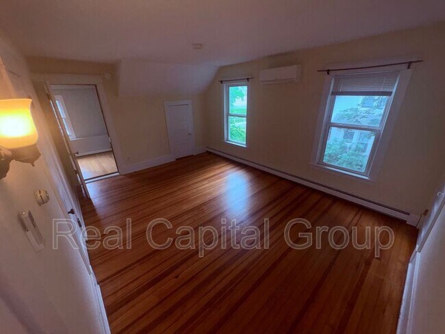 Building Photo - 376 Kenwood Ave