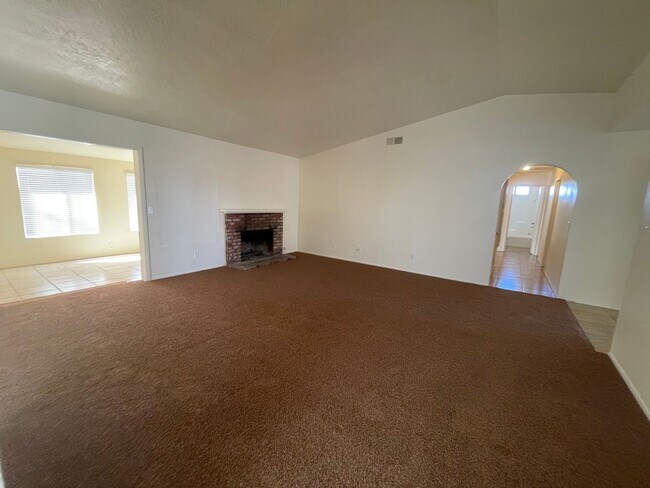 Building Photo - Hesperia-Refurbished- 3 Bedrooms, 2 Bathrooms + Den or Office, Large Property