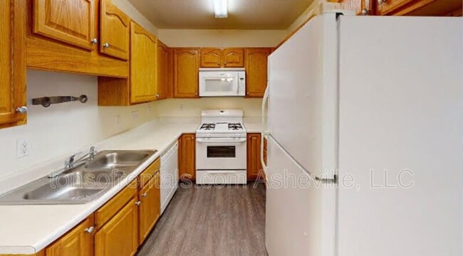 Building Photo - 98 Rotunda Cir