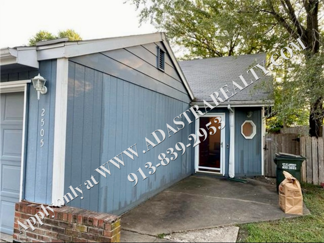 Building Photo - Beautiful 3 Bed 2 Bath Duplex in Lawrence-...