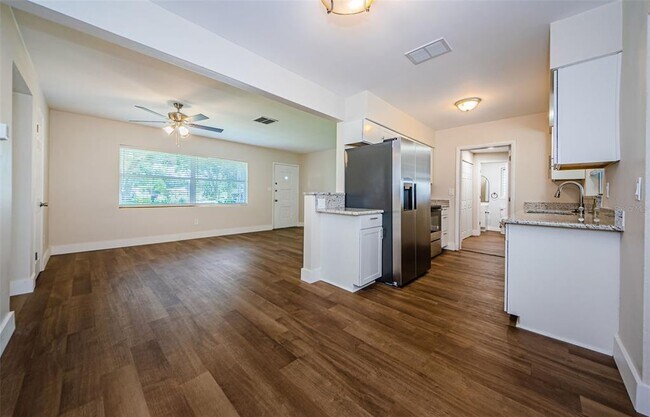 Building Photo - 1310 Robin Hood Ln