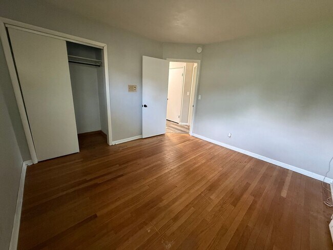 Building Photo - 3BR/2BA/2CarGarage Only A Few Minutes From Everything! Ask About Our Move-In Special!