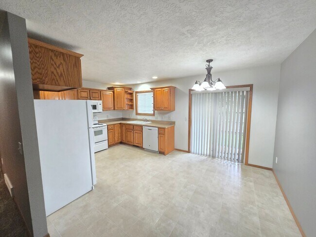 Building Photo - Spacious West Sioux Falls Twinhome with Gr...