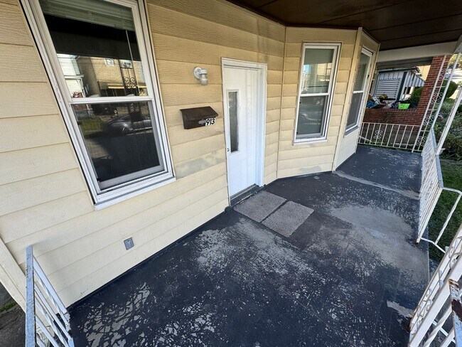 Building Photo - Enormous Completely Updated 4-Bedroom 1-Bath House w/ Flat Yard!!!