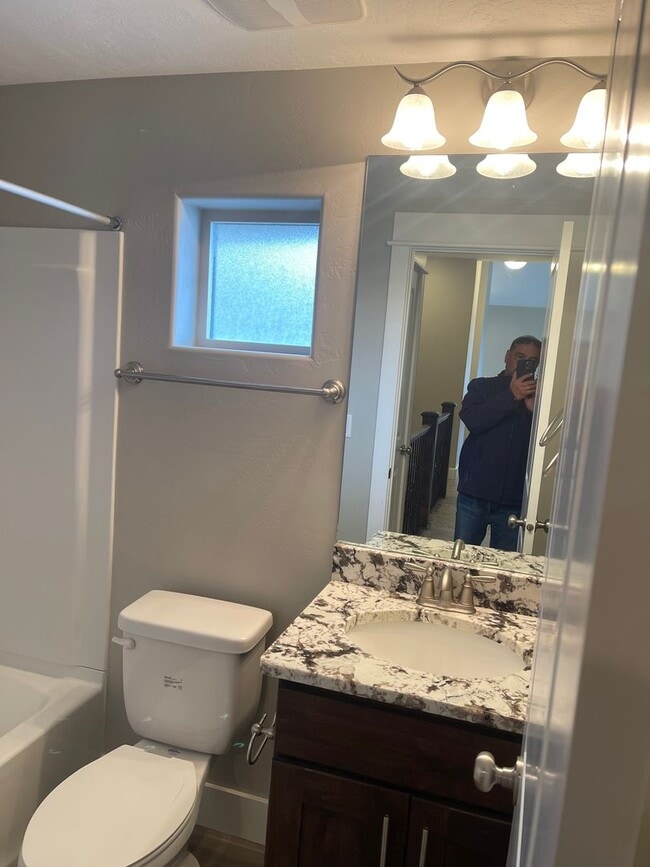 Building Photo - Beautiful Townhome