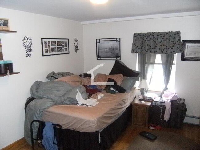 Building Photo - Nicely renovated 3 bed near Oak Square in Brighton.