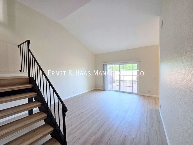 Building Photo - 1219 E Jay St