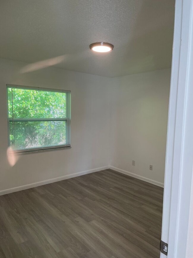 Building Photo - Vero Beach 2 Bedroom 1 Bath