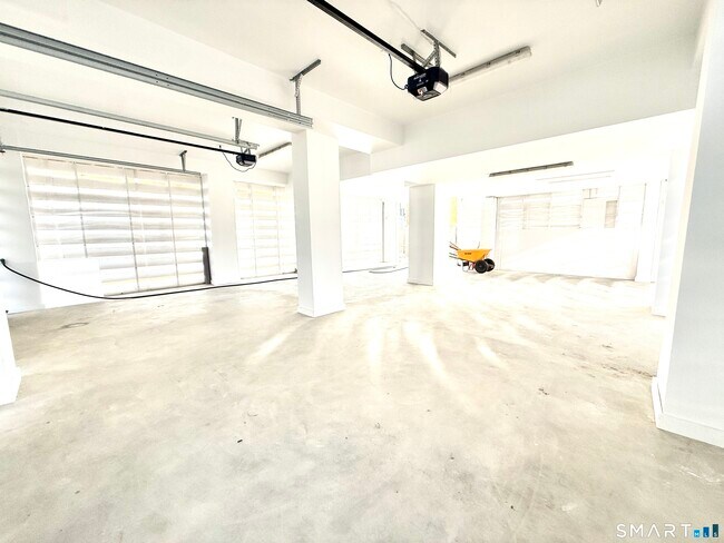 Building Photo - 691 Fairfield Beach Rd