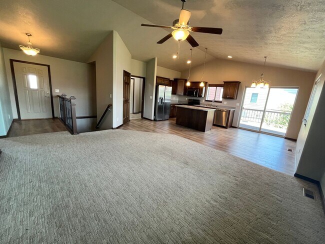 Building Photo - Gorgeous 4 Bed/3 Bath Home in Great Location!