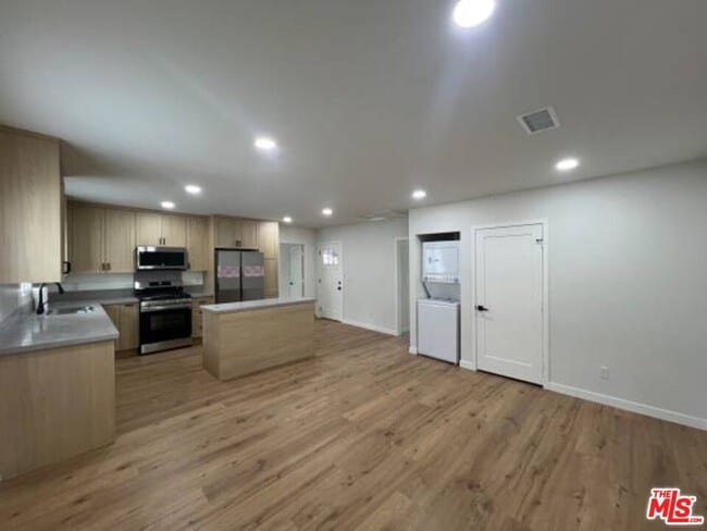 Building Photo - 4852 Topanga Canyon Blvd