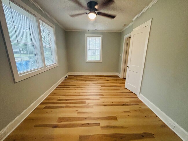 Building Photo - AVAILABLE NOW- Renovated in Rosewood!