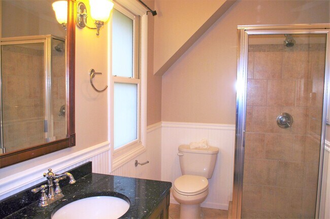 Building Photo - Beautiful, Clean 4 bedroom West 7th Gem!!