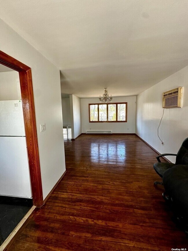 Building Photo - 283 Commack Rd