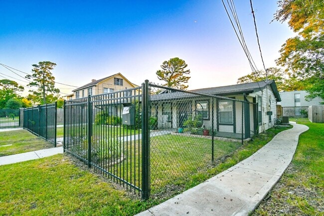 Building Photo - 5114 Grantwood St