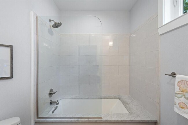 Building Photo - 2211 E 18th St