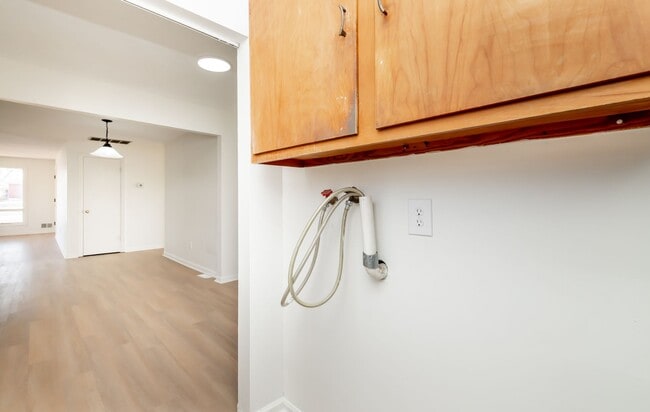 Building Photo - 4BR/2Ba house- Ready for new occupant!