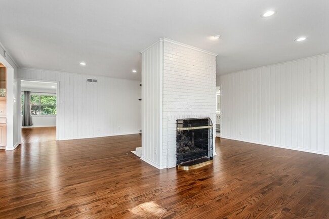 Building Photo - Lakewood Retreat with Stunning Blue Fair Lake Views