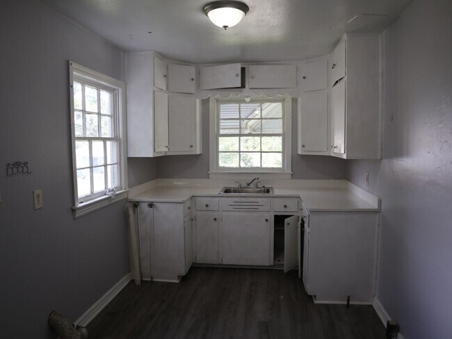 Building Photo - 624 Beverly Dr N