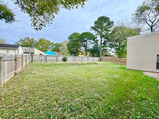 Building Photo - 6184 Holly Park Dr