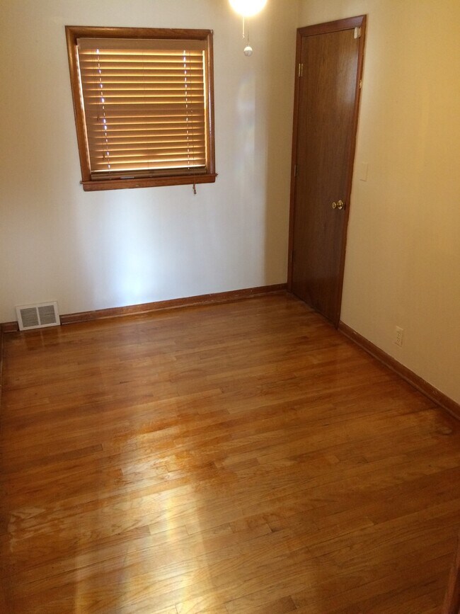 Building Photo - Updated Single Family Home Near Vogel Park...