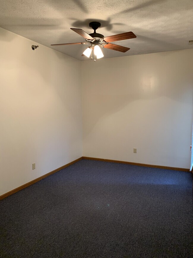 Building Photo - 135 S River Rd