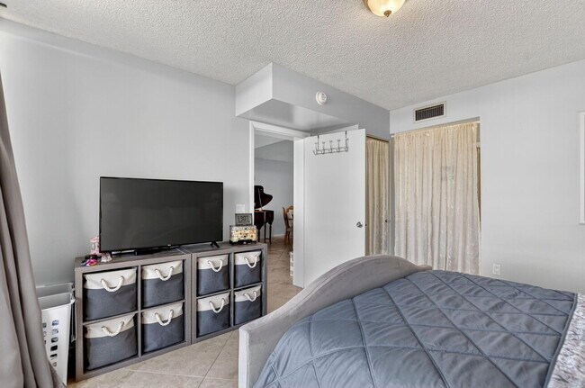 Building Photo - 6205 Balboa Cir