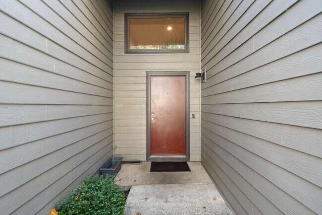 Building Photo - 2 bedroom Condo