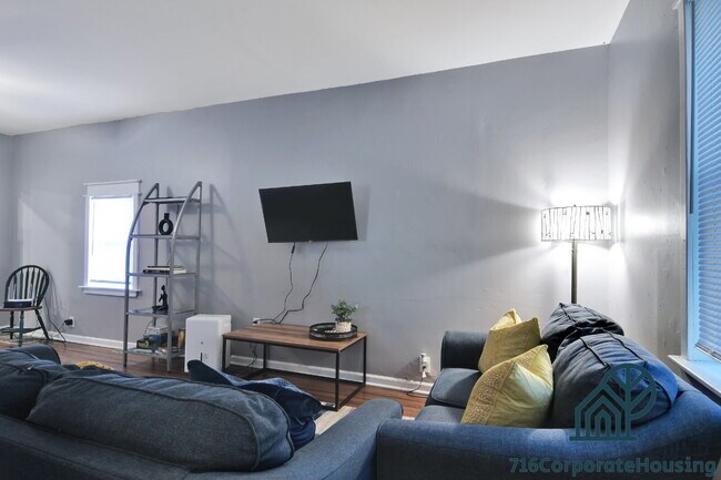 Building Photo - Furnished 3-Bedroom Carriage House on Bird Ave