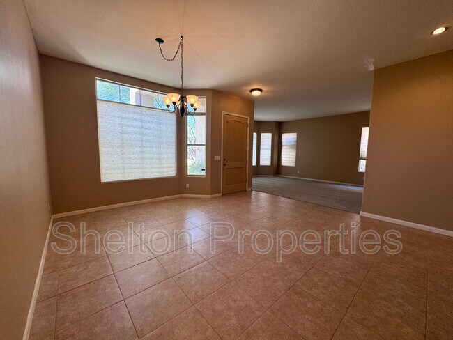 Building Photo - 1313 W Straford Ave