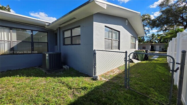 Building Photo - 525 NE 132nd Terrace