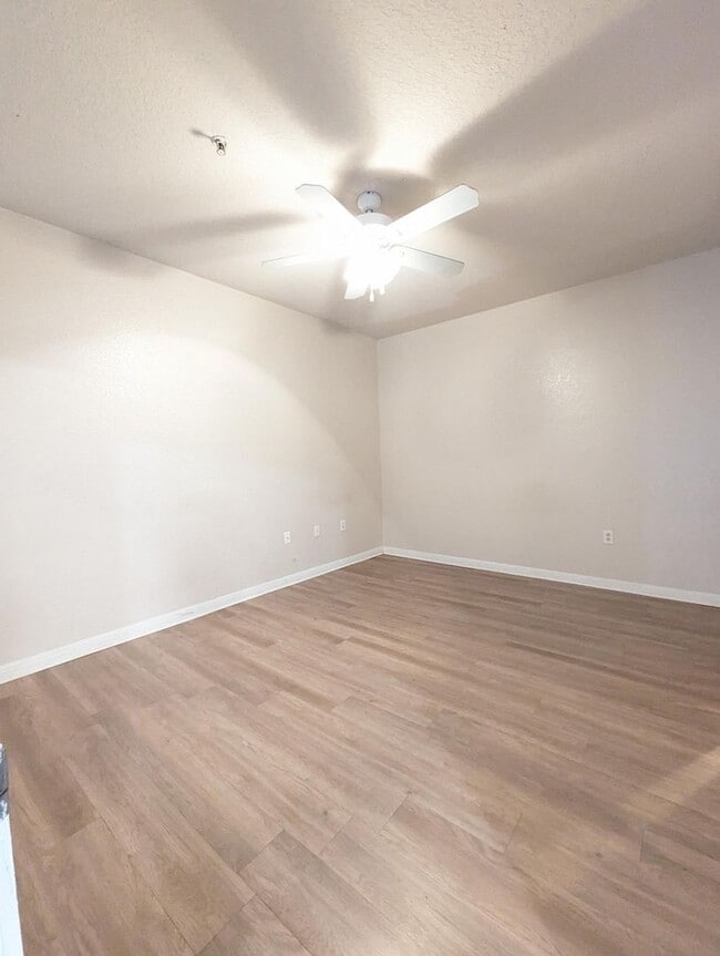 Building Photo - Conveniently located, Updated 2x2 corner b...