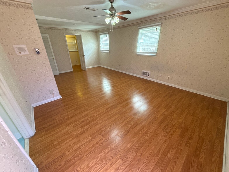 Building Photo - Room in House on Pleasant Hill Rd